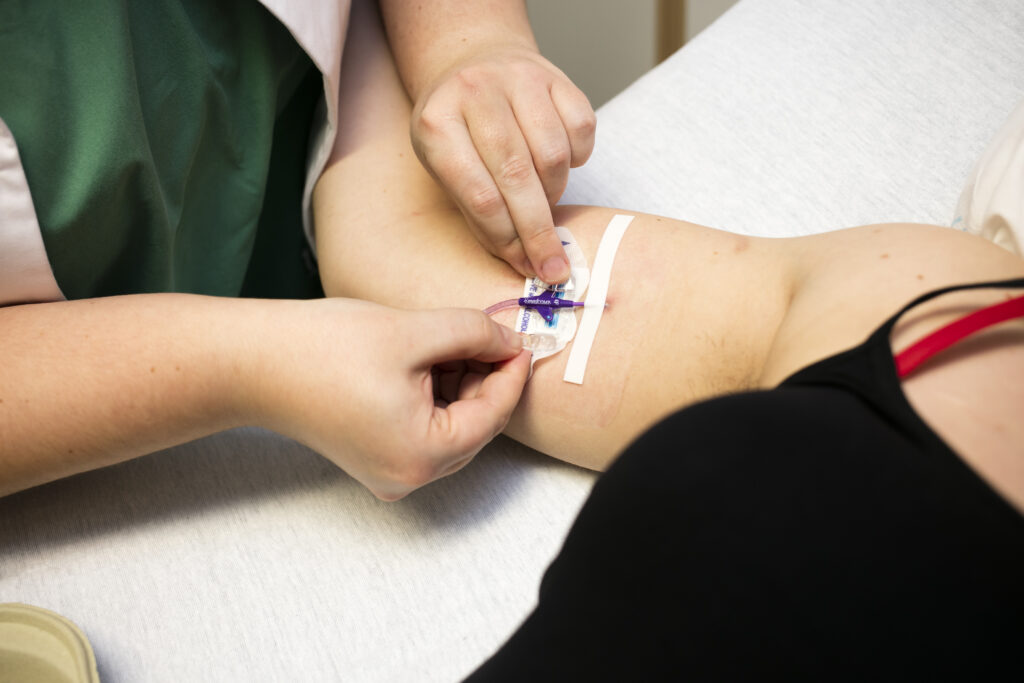 Een verpleegkundige brengt een PICC in.