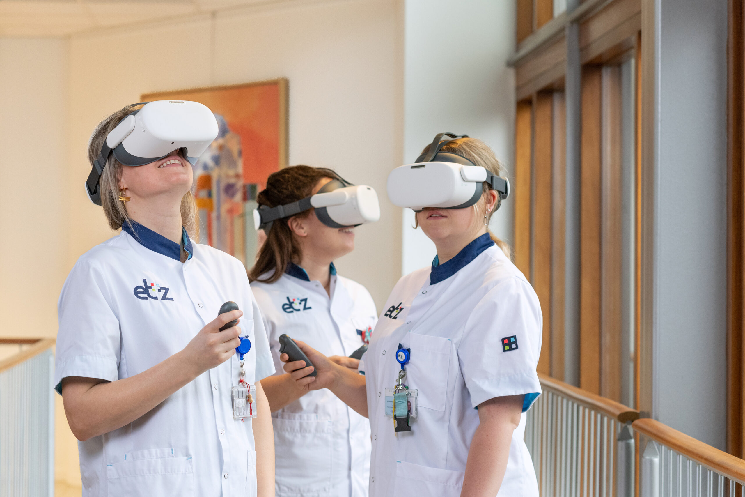 Drie verpleegkundigen dragen VR-brillen in het ziekenhuis