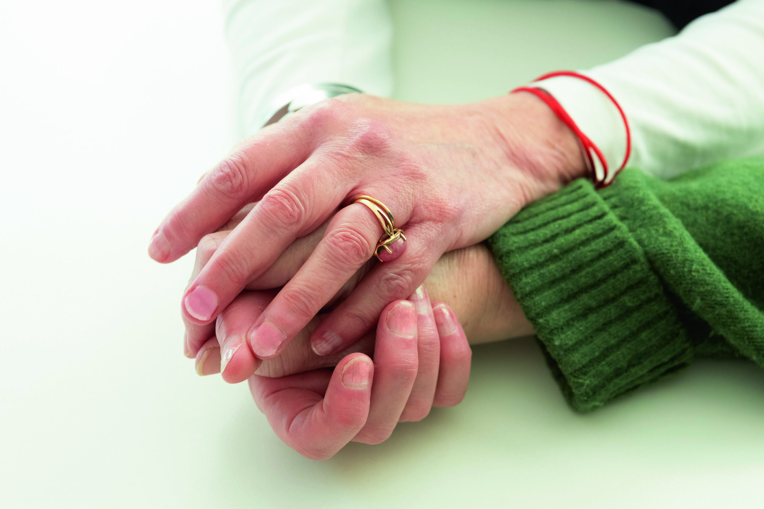 handen vasthouden omtrent rouw