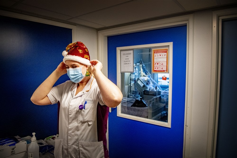 Een verpleegkundige in het Albert Schweitzer Ziekenhuis in Dordrecht tijdens kerst 2020. Foto: ANP