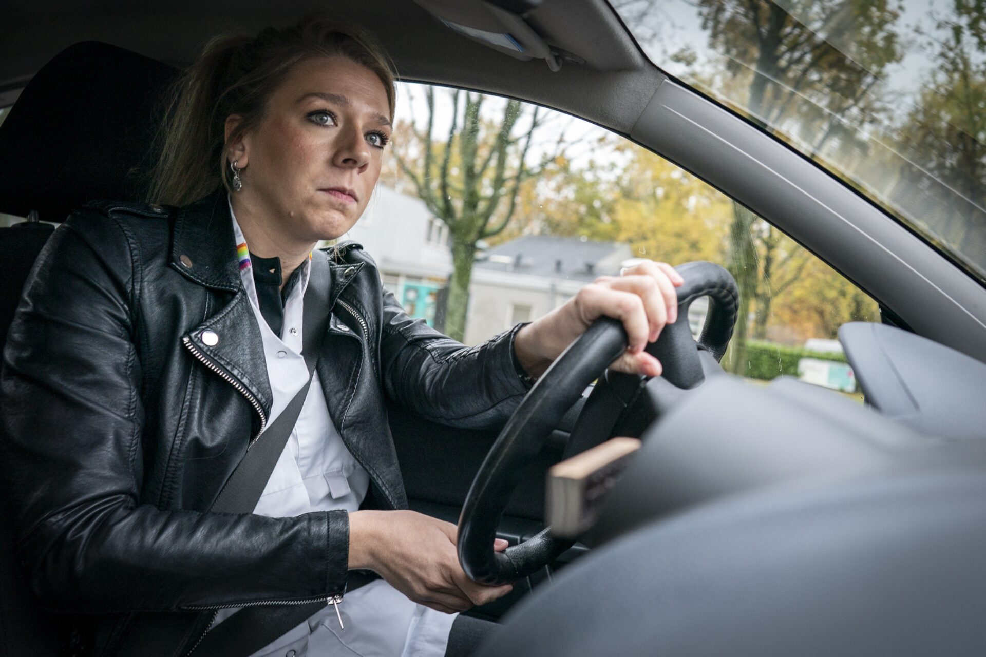 Verpleegkundige in de auto in de wijk