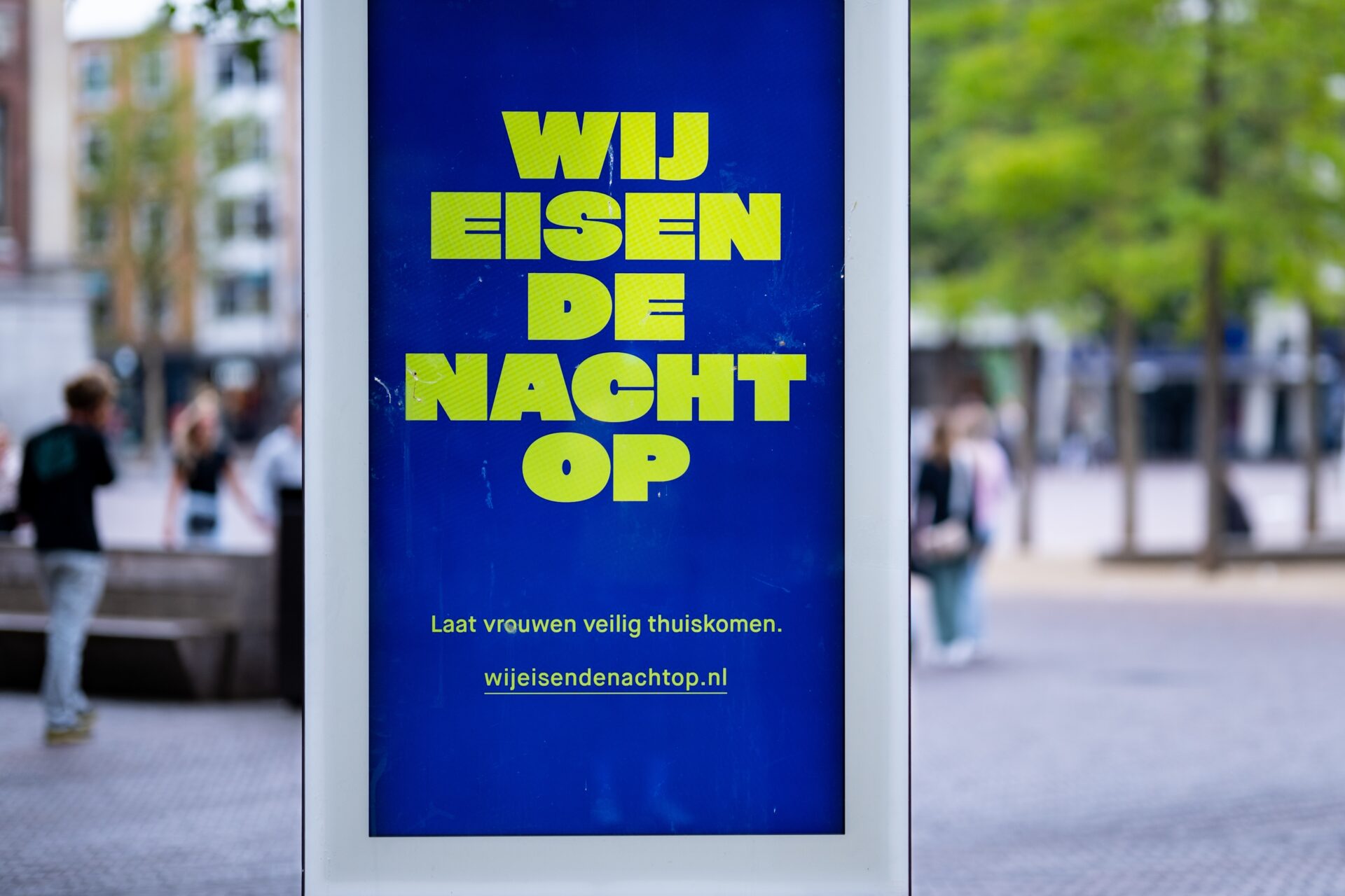 Een affiche van de campagne: 'Wij Eisen de Nacht Op' in Groningen. Met de campagne wordt geprobeerd om het veiliger te maken voor vrouwen op straat.