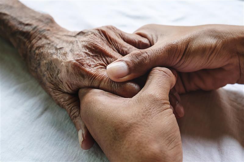 Een paar handen houdt een hand vast.