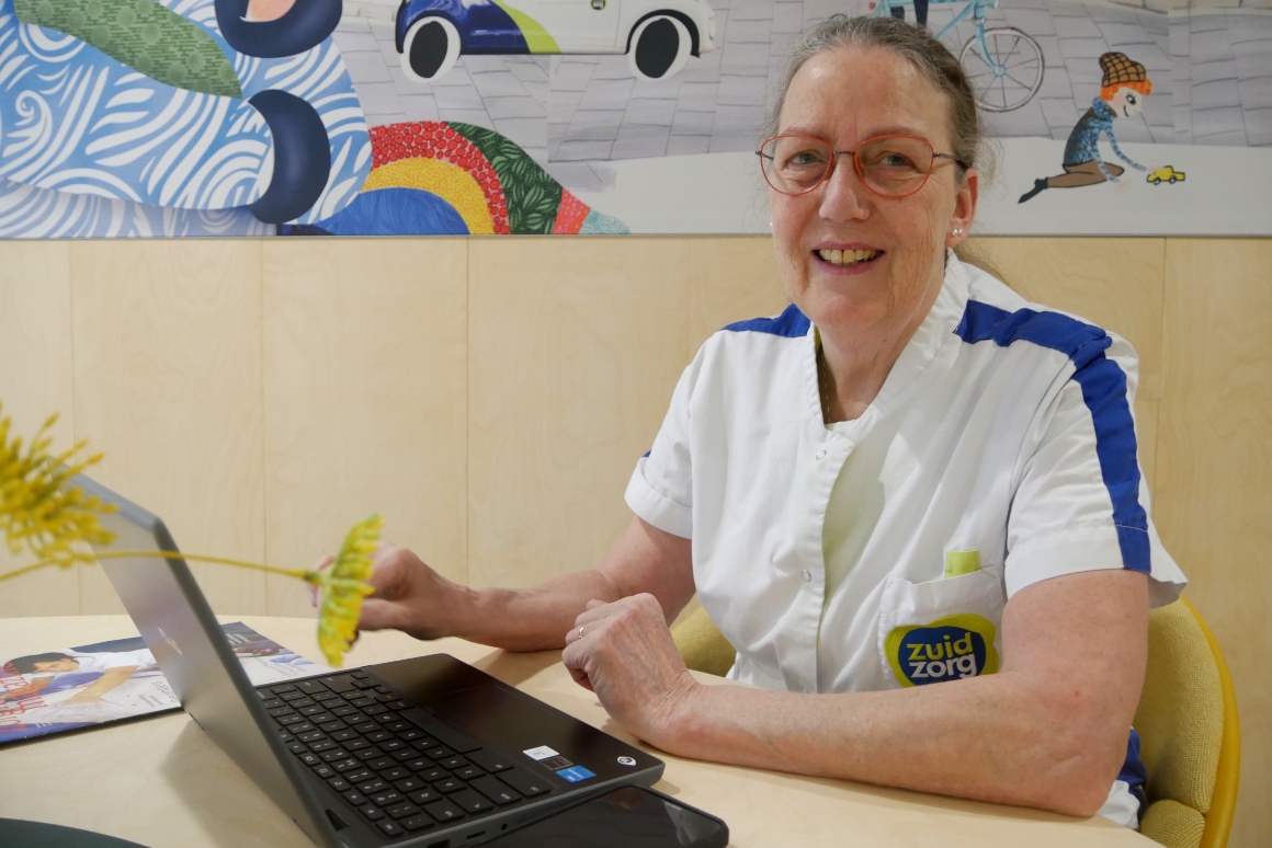 Wijkverpleegkundige Carin de Bie werkt elke middag als praktijkondersteuner ouderenzorg bij een huisartsenpraktijk