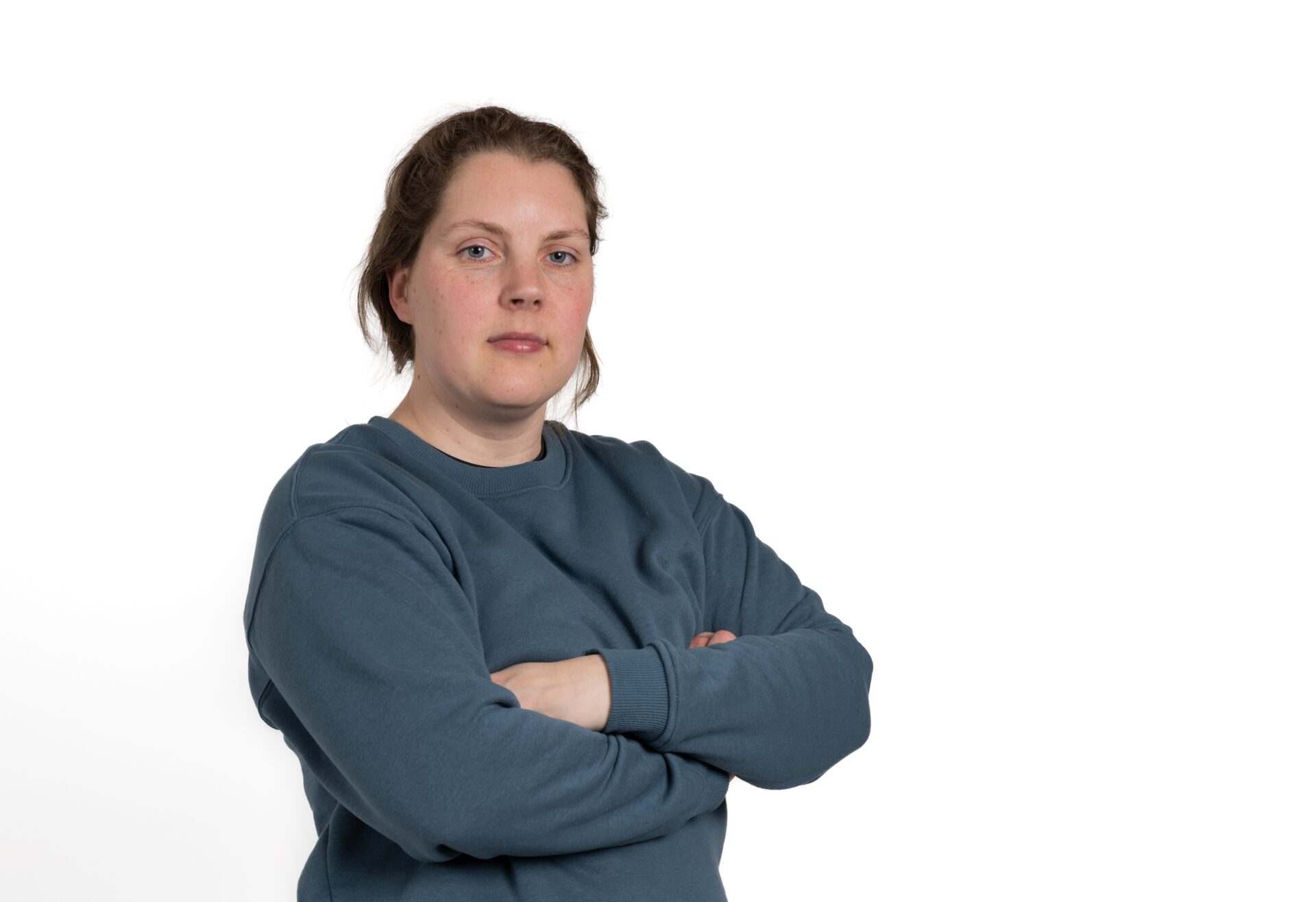 Foto van een verpleegkundige met haar armen over elkaar.