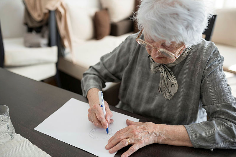 oudere vrouw dementie schrijven opnieuw leren