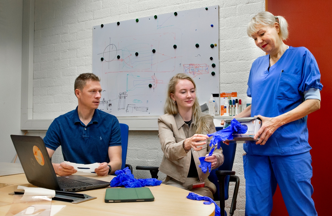 Verpleegkundigen bedenken thoraxclip en slimme handschoendispenser