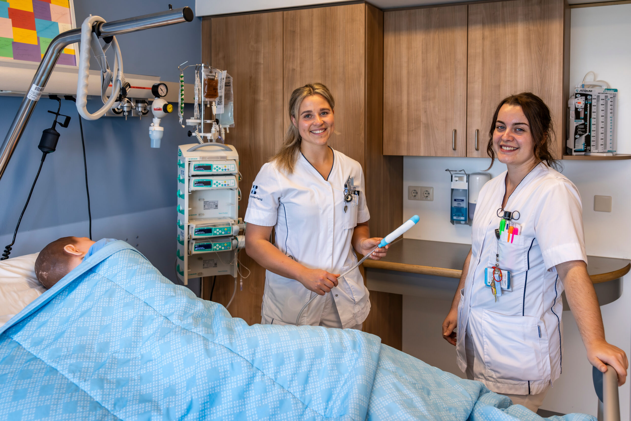 Verpleegkundigen Bastienne Bosch (links) en Rachel Lenaers (rechts) tonen de PureWick externe vrouwenkatheter