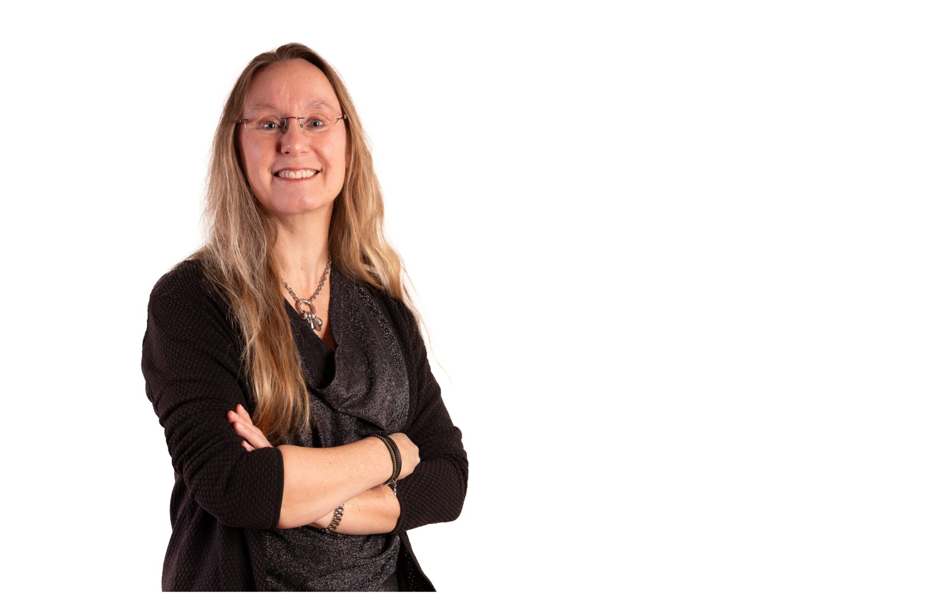 Portret van een verpleegkundige met haar armen over elkaar.