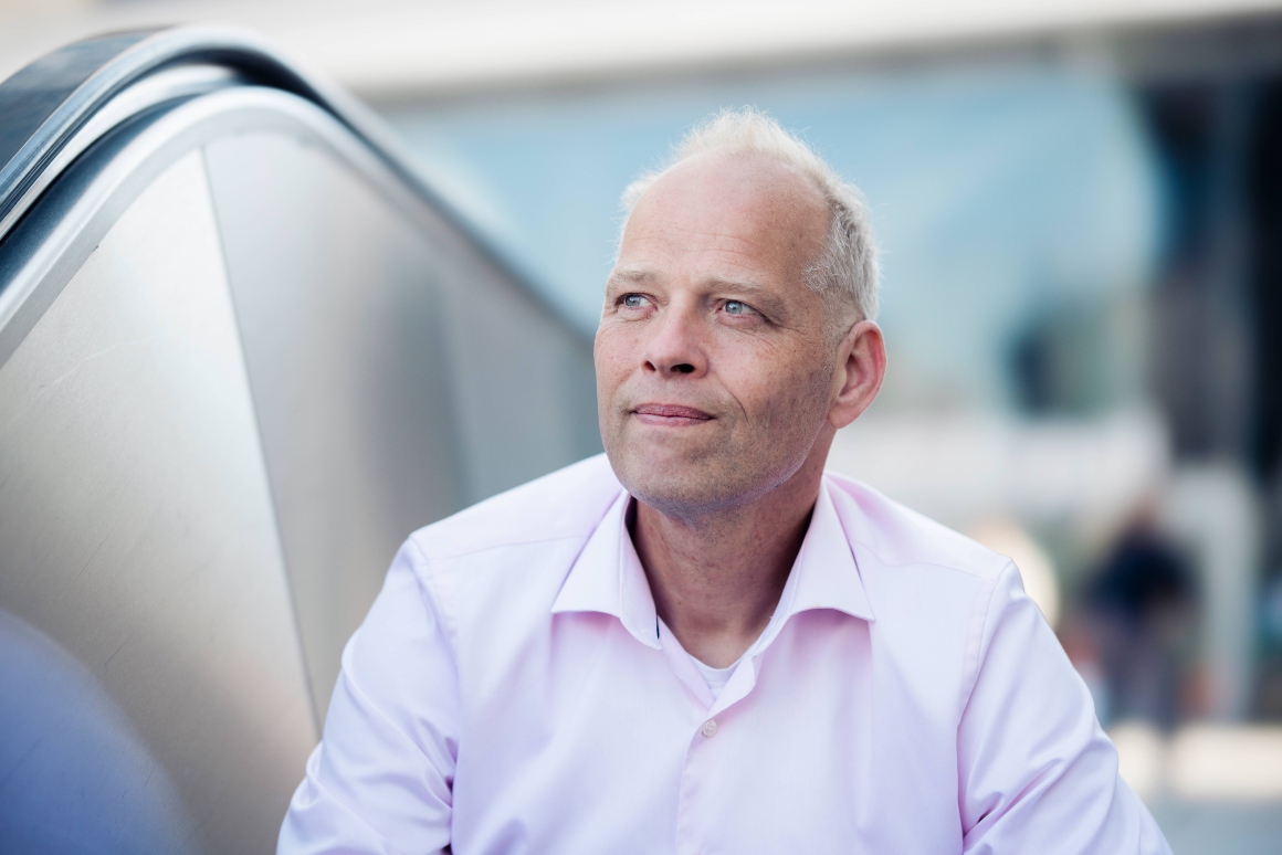 Portretfoto van longarts Sander de Hosson. Hij denkt na over kinderen rond sterven.