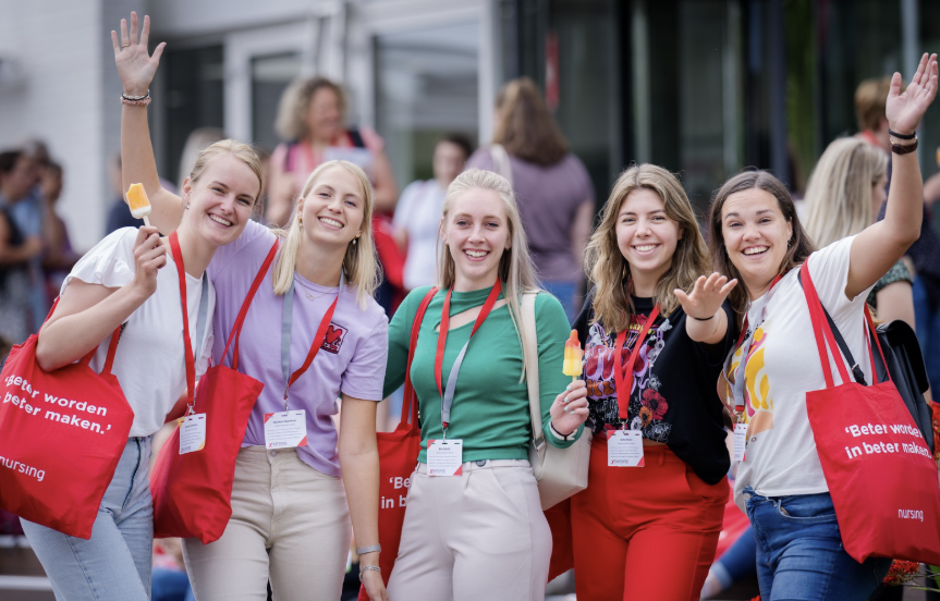 5 jonge verpleegkundigen met rode tassen om hun schouders op de nursing experience.
