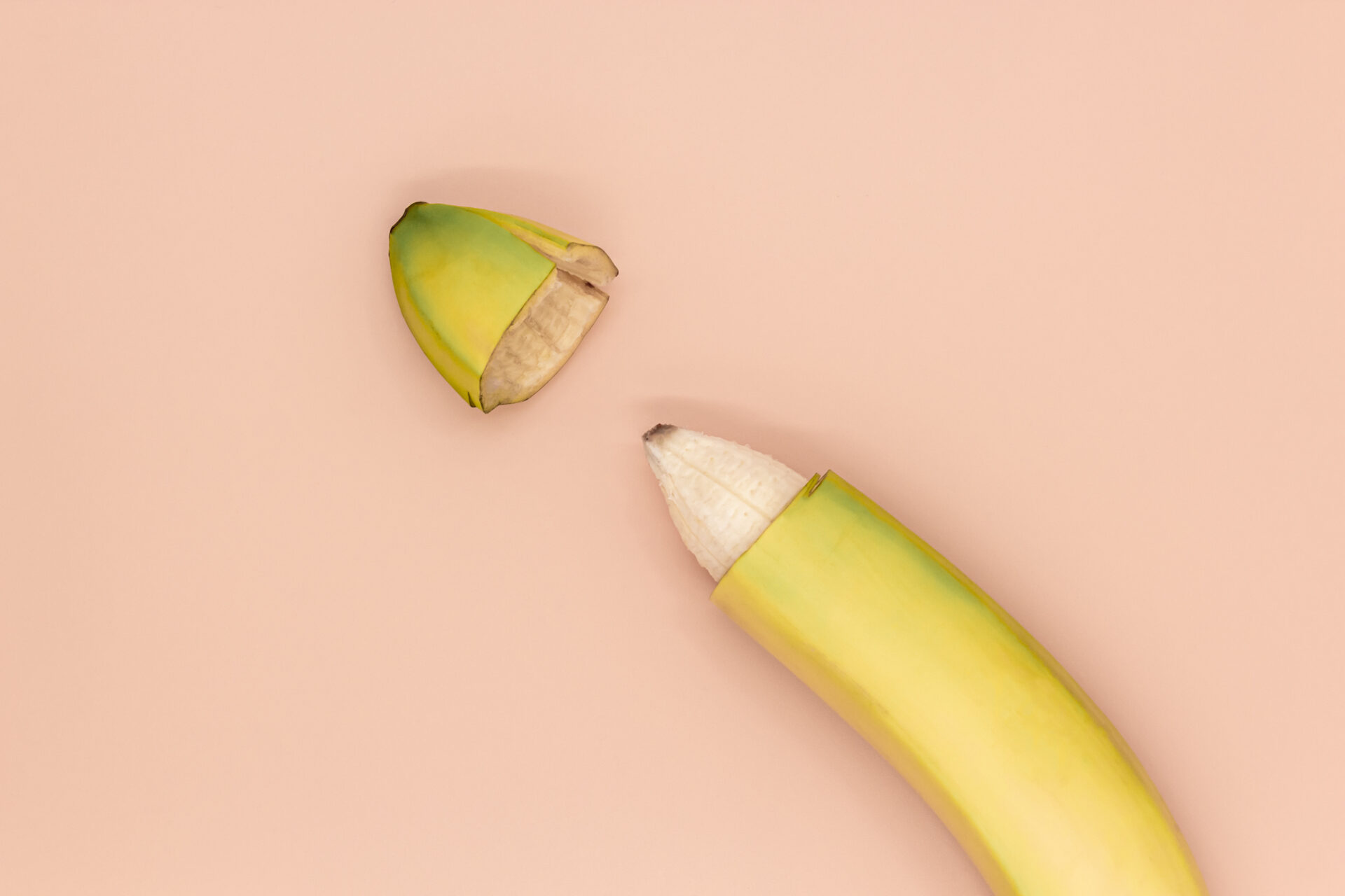 Banaan met topje van de schil eraf