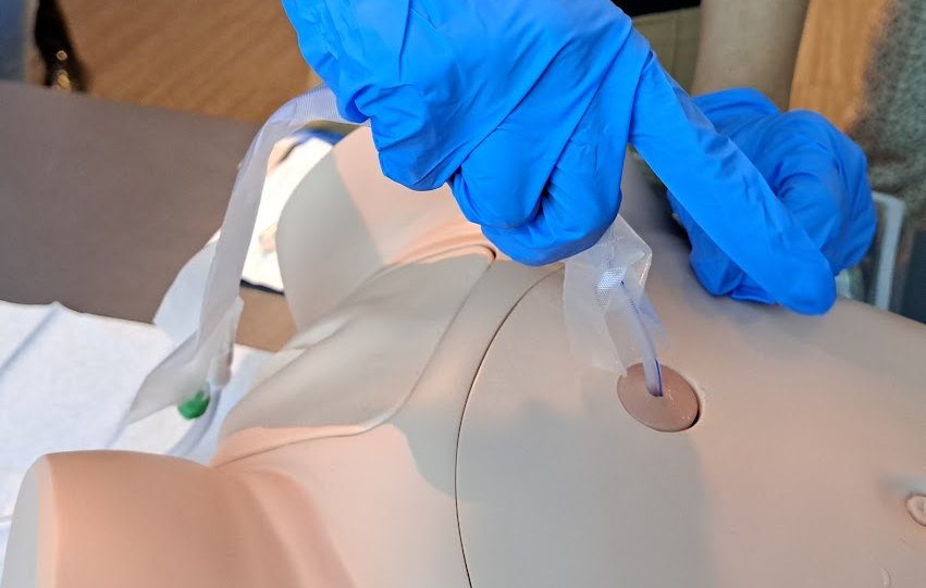 inbrengen van suprapubische katheter op een fantoom