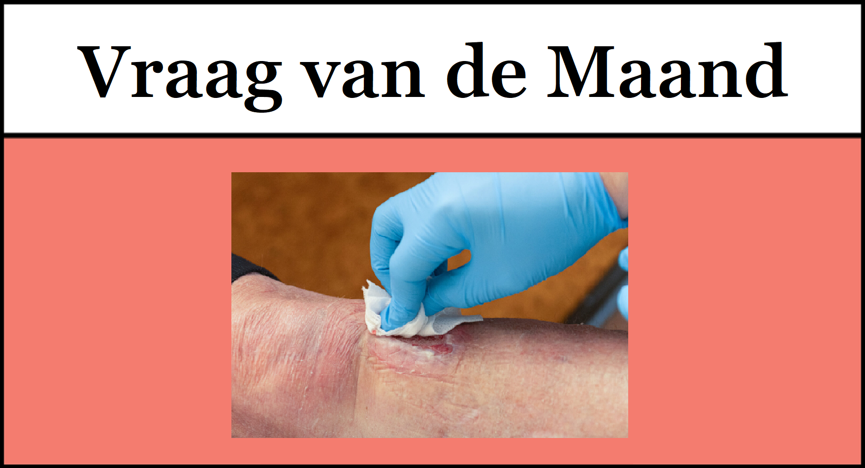 Een hand met een handschoen aan maakt een wond op een onderbeen schoon.