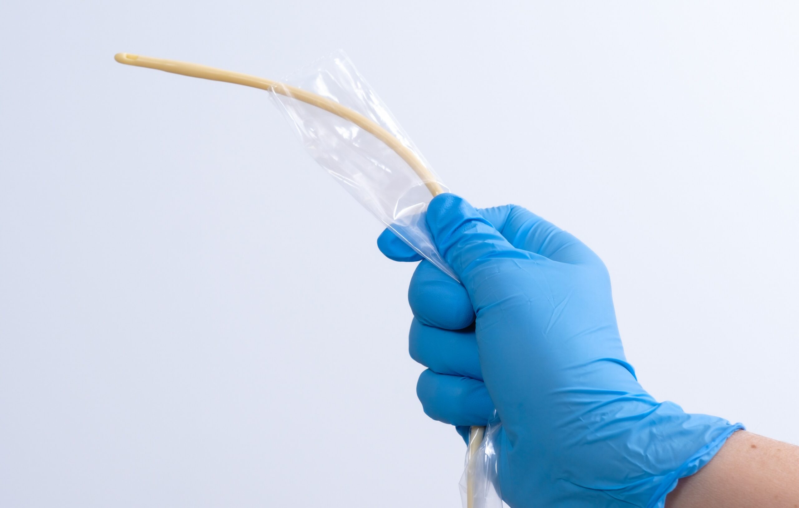 het uiteinde van een blaaskatheter wordt omhoog gehouden.