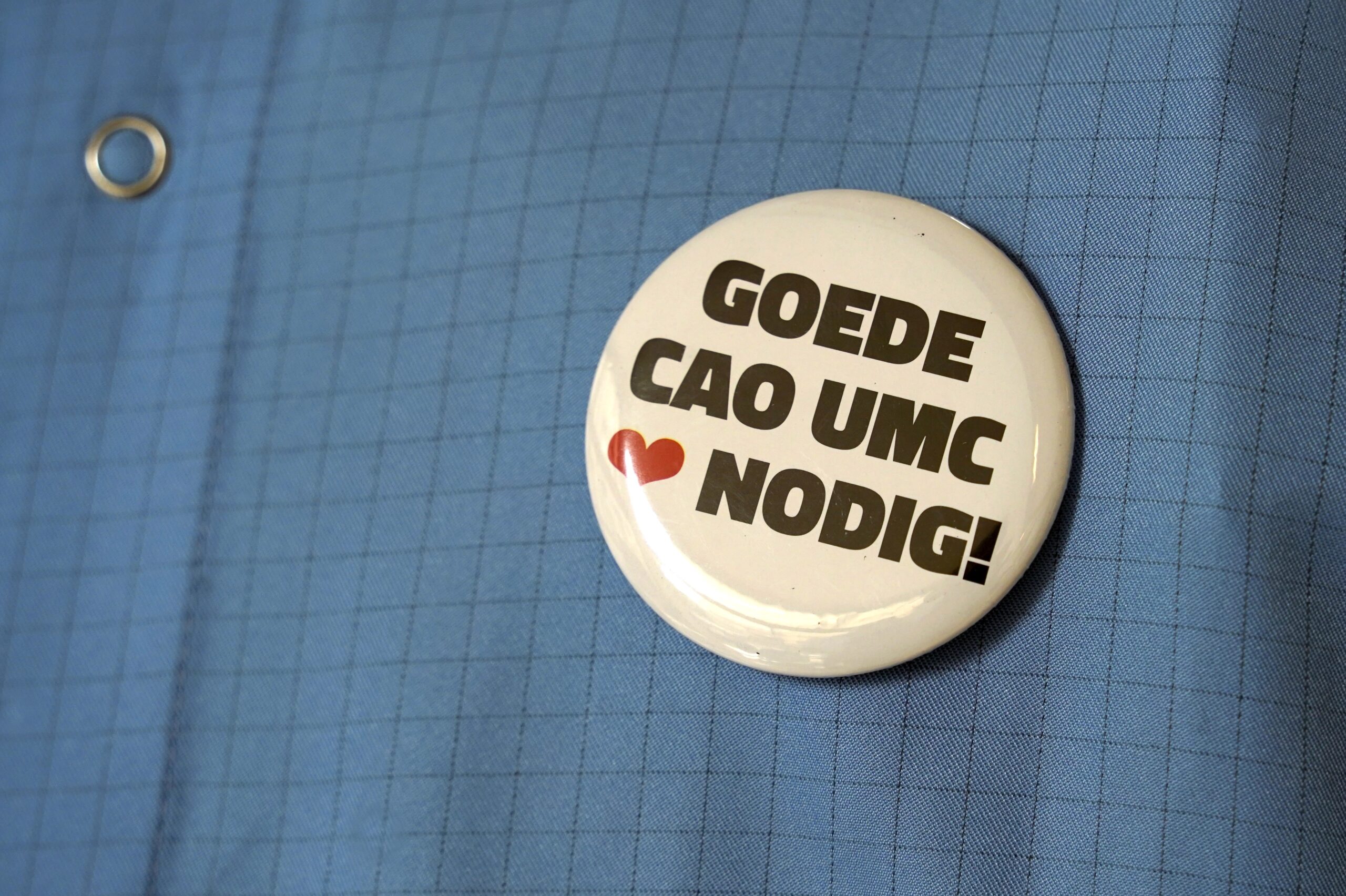 button cao umc op blauwe ondergrond