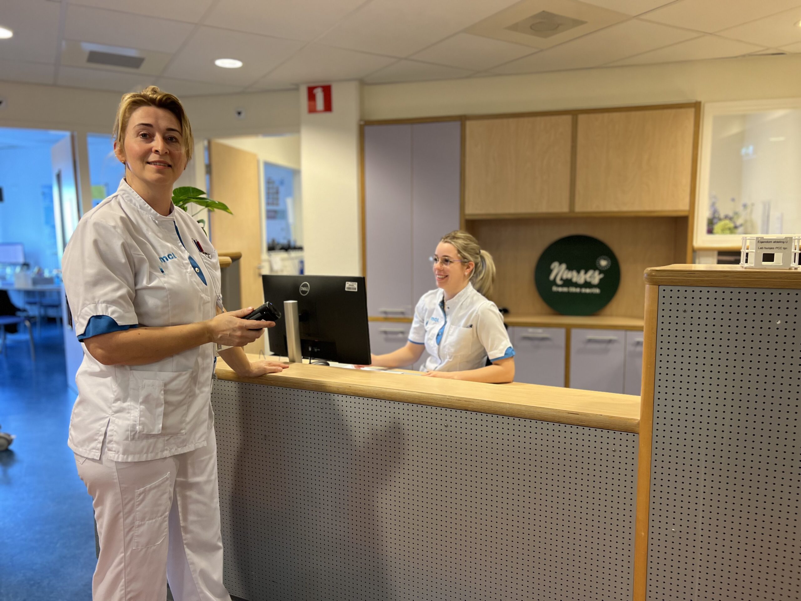 Op de foto v.l.n.r. verpleegkundigen Minke Weidenaar (links) en Iris Kuiken. Foto: Erik Kofman